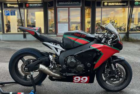 Välitysmyynti Honda CBR1000RR 2010