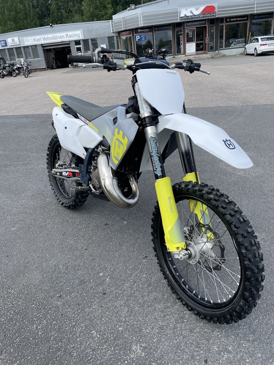 Vaihtopyörä Husqvarna 125 TC 2024 oik etu.jpeg