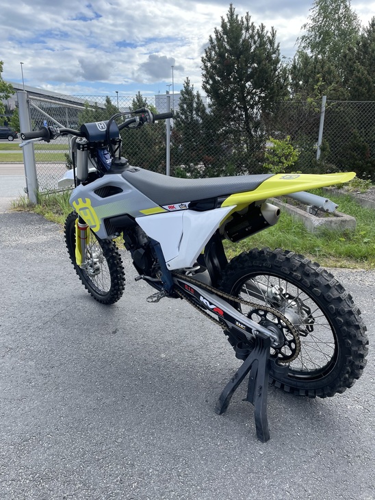 Vaihtopyörä Husqvarna 125 TC 2024 vas taka.jpeg